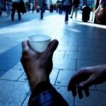 Υβρίζοντας όποιον… κινείται