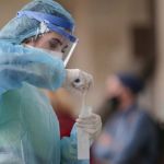 Στην σημερινή του ανακοίνωση, ο ΕΟΔΥ αναφέρει ότι καταγράφηκαν 671 νέα κρούσματα,  340 παραμένουν διασωληνωμένοι – 23 στην Περιφέρεια