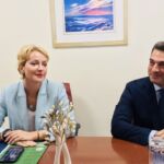 kozan.gr: Η ερώτηση δημοσιογράφου, παρουσία του Περιφερειάρχη προς τον Υπουργό Ανάπτυξης Κώστα Σκρέκα για το πως ακριβώς στηρίζει η ΝΔ τον Γιώργο Κασαπίδη όταν όλο το κόμμα έχει πάει με τον Γιώργο Αμανατίδη – Η απάντηση του Κ. Σκρέκα που έδειξε ότι ήταν απροετοίμαστος για να απαντήσει στο συγκεκριμένο ερώτημα (Βίντεο)