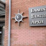 Πτολεμαΐδα: 22χρονη πλησίασε 82χρονη και με την πρόφαση να της προσφέρει βοήθεια και με τη μέθοδο του εναγκαλισμού, κατάφερε να αφαιρέσει από το λαιμό της, 2 χρυσές αλυσίδες και ένα χρυσό σταυρό, συνολικής αξίας περίπου 1.500 ευρώ