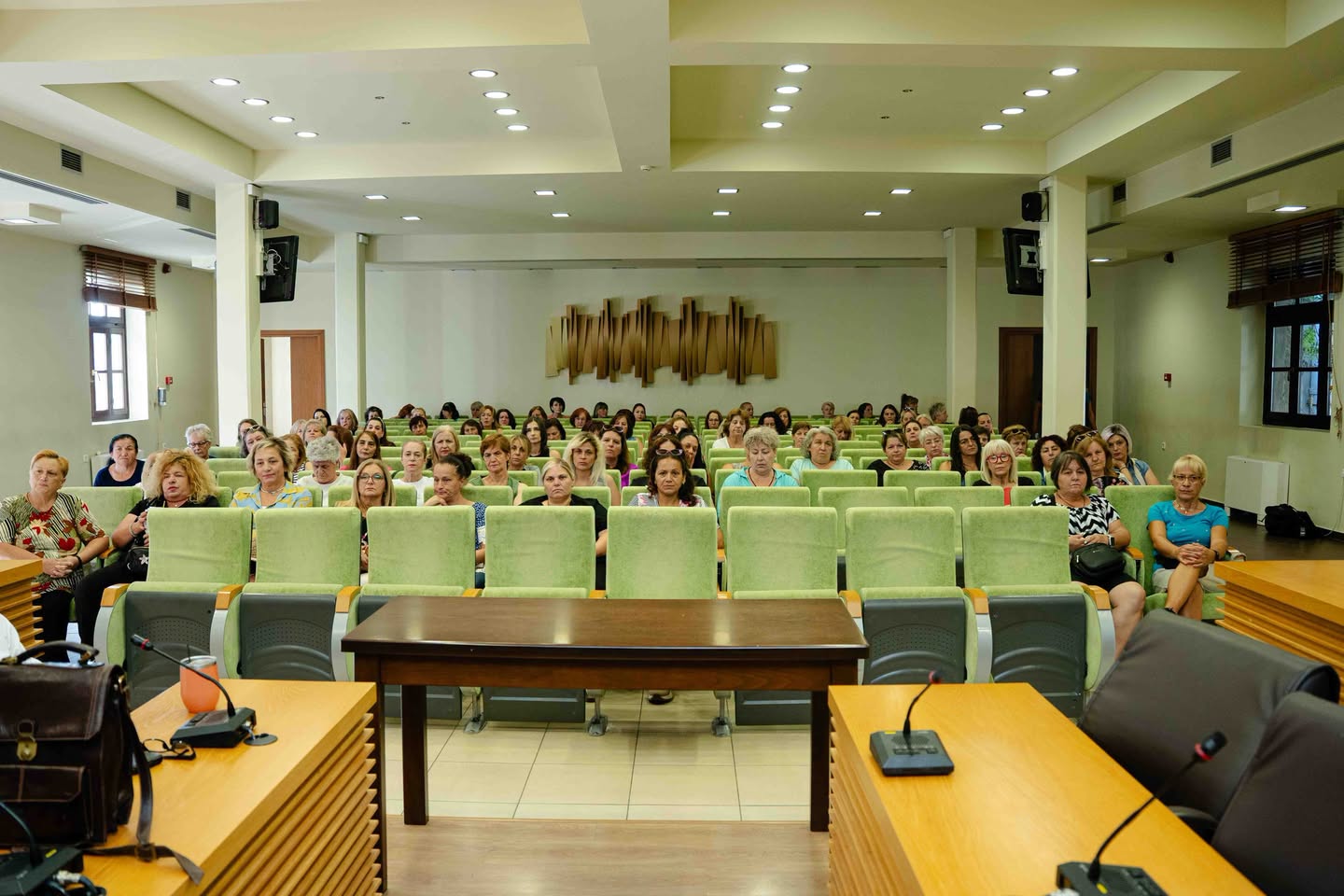Συνάντηση Κοκκαλιάρη με τις σχολικές καθαρίστριες ενόψει της νέας σχολικής χρονιάς